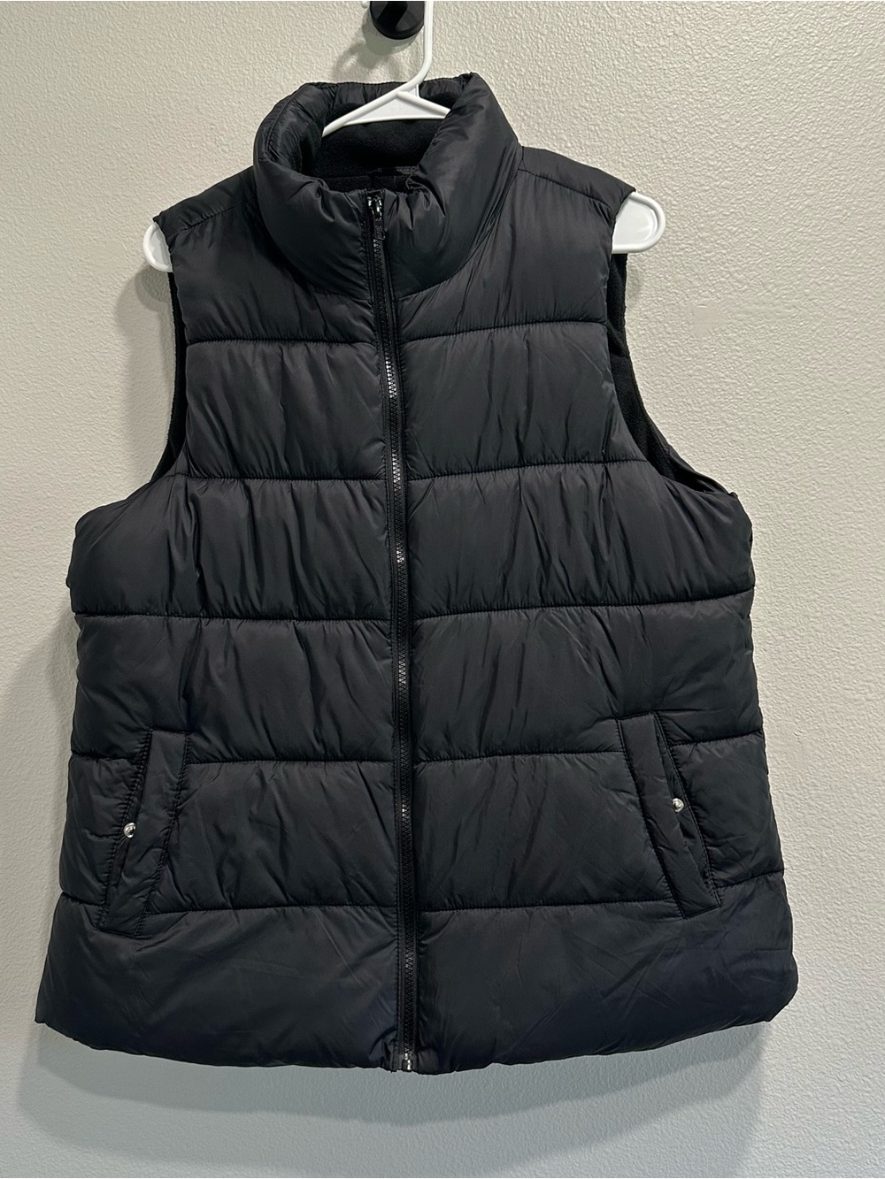 Old Navy Black Quilted Puffer Vest - Women or men, large